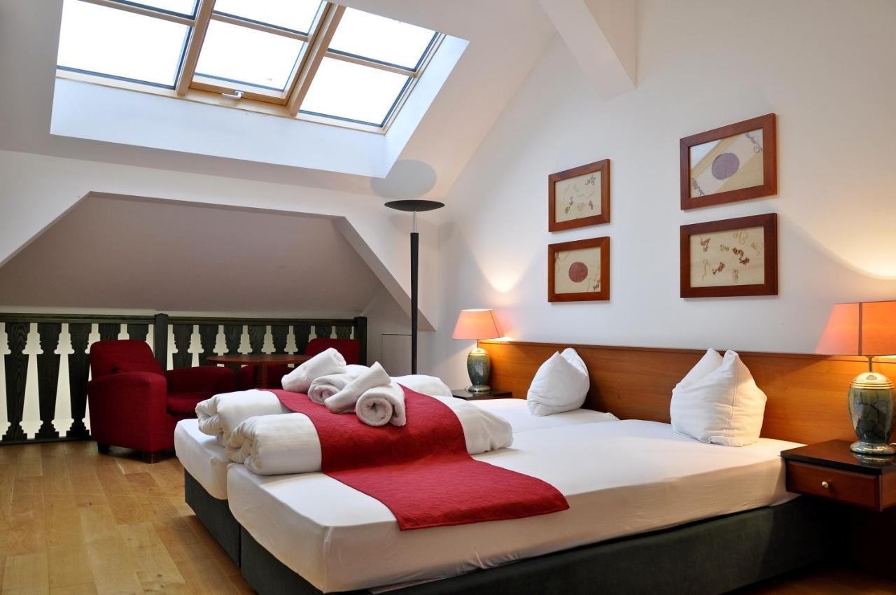 Hotel U Bileho Kone Loket Buitenkant foto