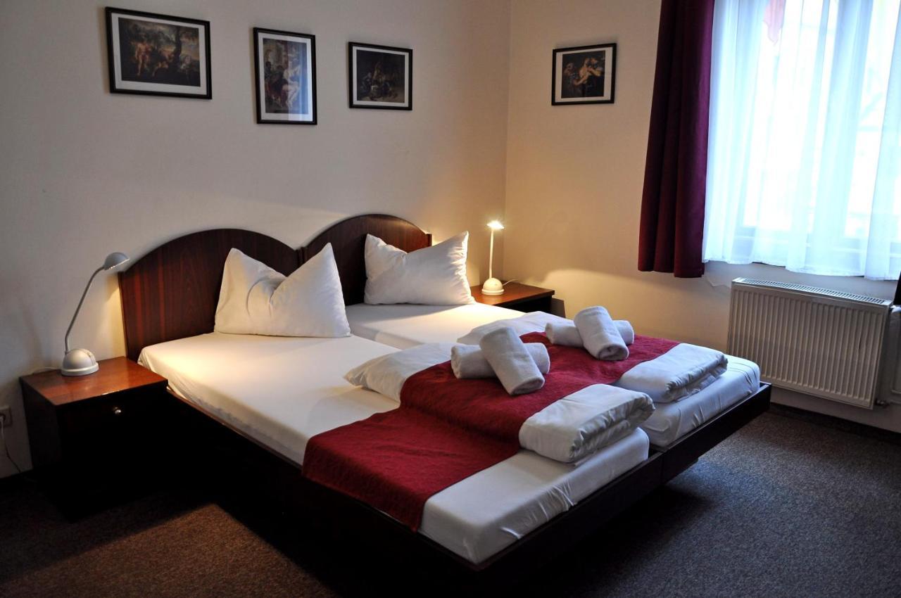Hotel U Bileho Kone Loket Buitenkant foto