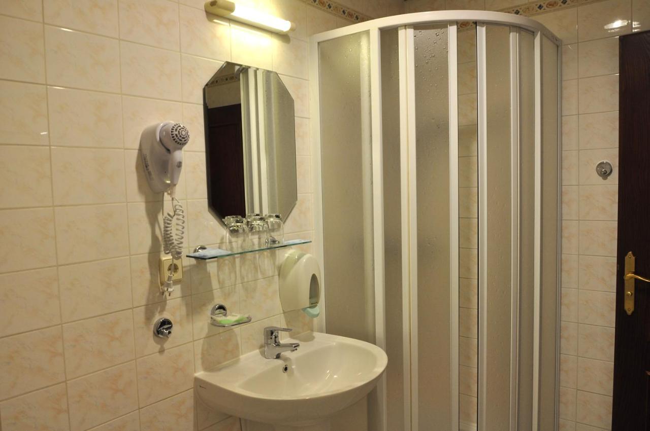 Hotel U Bileho Kone Loket Buitenkant foto