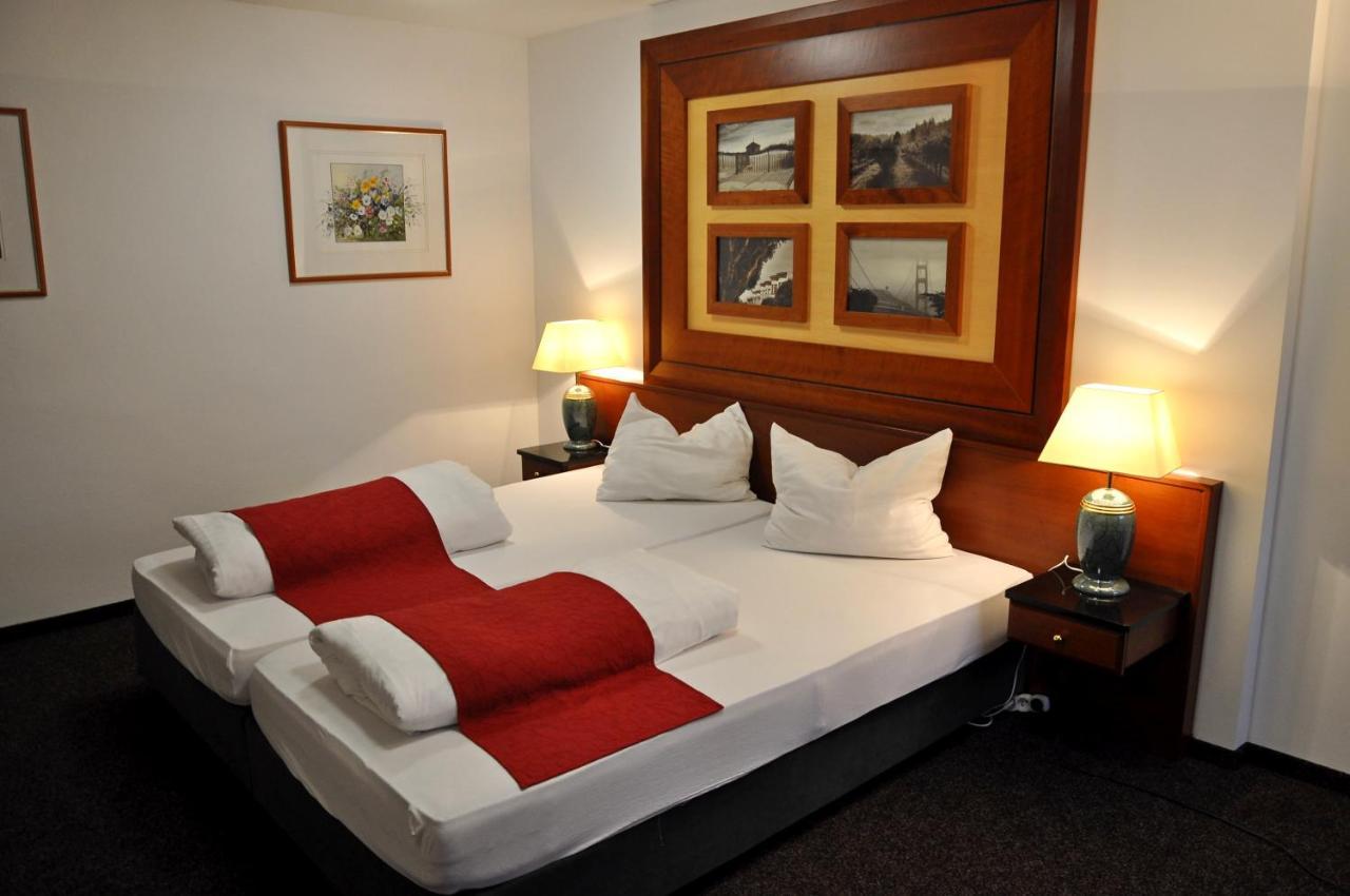 Hotel U Bileho Kone Loket Buitenkant foto