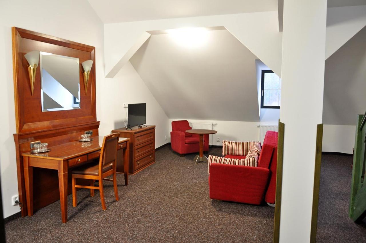 Hotel U Bileho Kone Loket Buitenkant foto