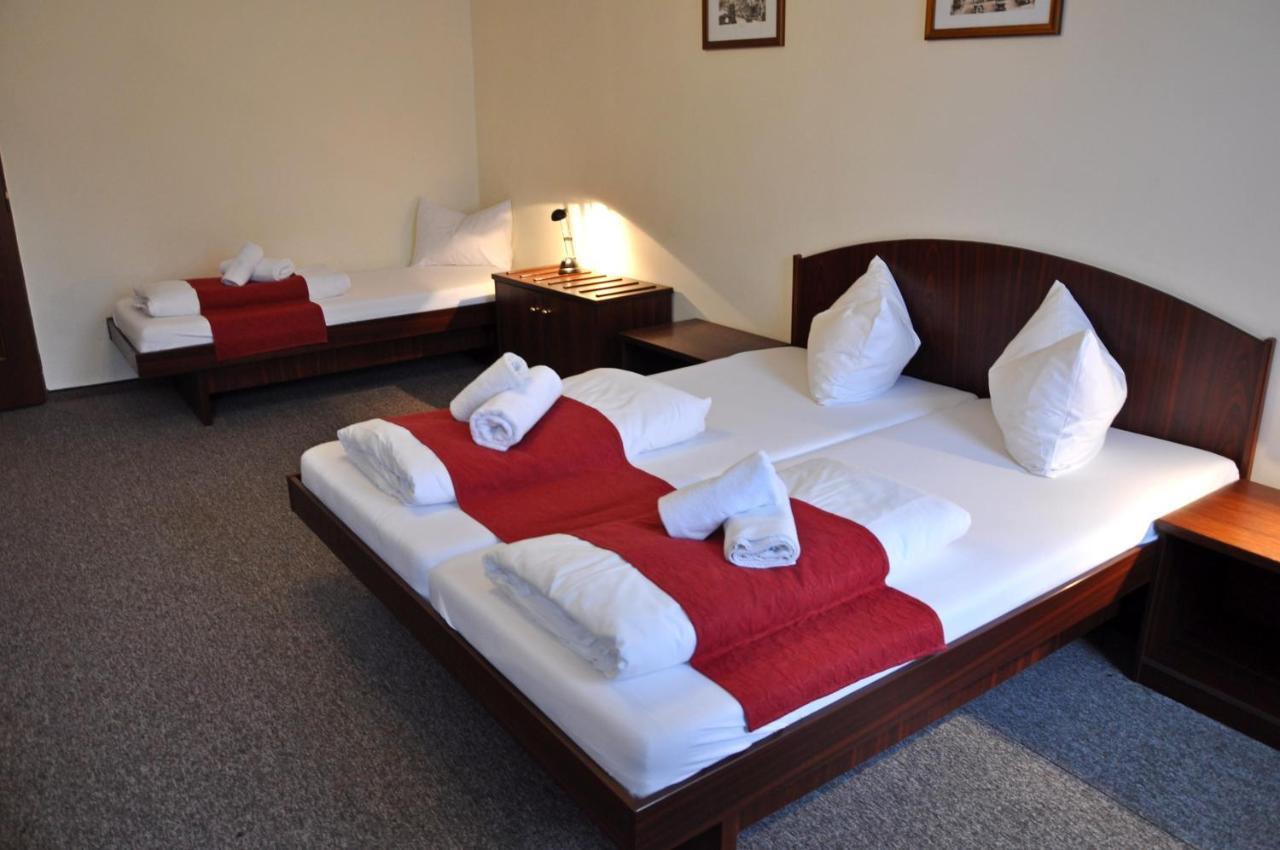 Hotel U Bileho Kone Loket Buitenkant foto