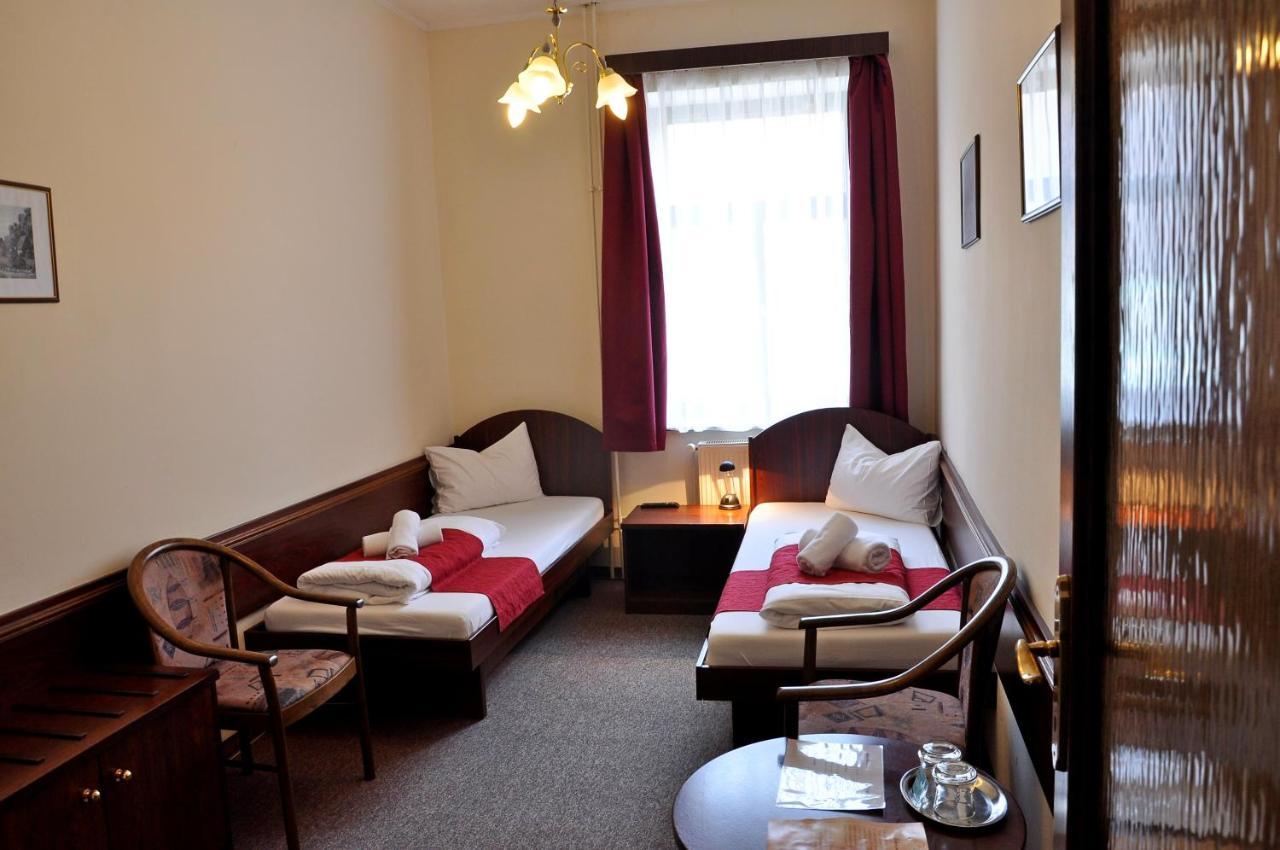 Hotel U Bileho Kone Loket Buitenkant foto