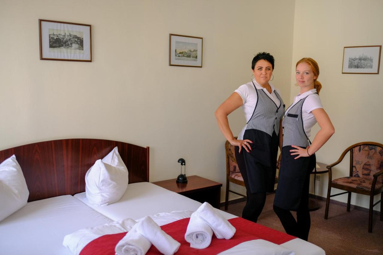 Hotel U Bileho Kone Loket Buitenkant foto